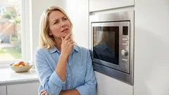 Quanto è dannoso l'uso del forno a microonde: ecco come funziona realmente
