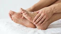 Perché ogni giorno mi strofino il sale sui piedi: 5-6 minuti che fanno la differenza