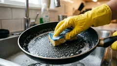 Come pulire una padella antiaderente in teflon senza graffiare: i metodi che funzionano